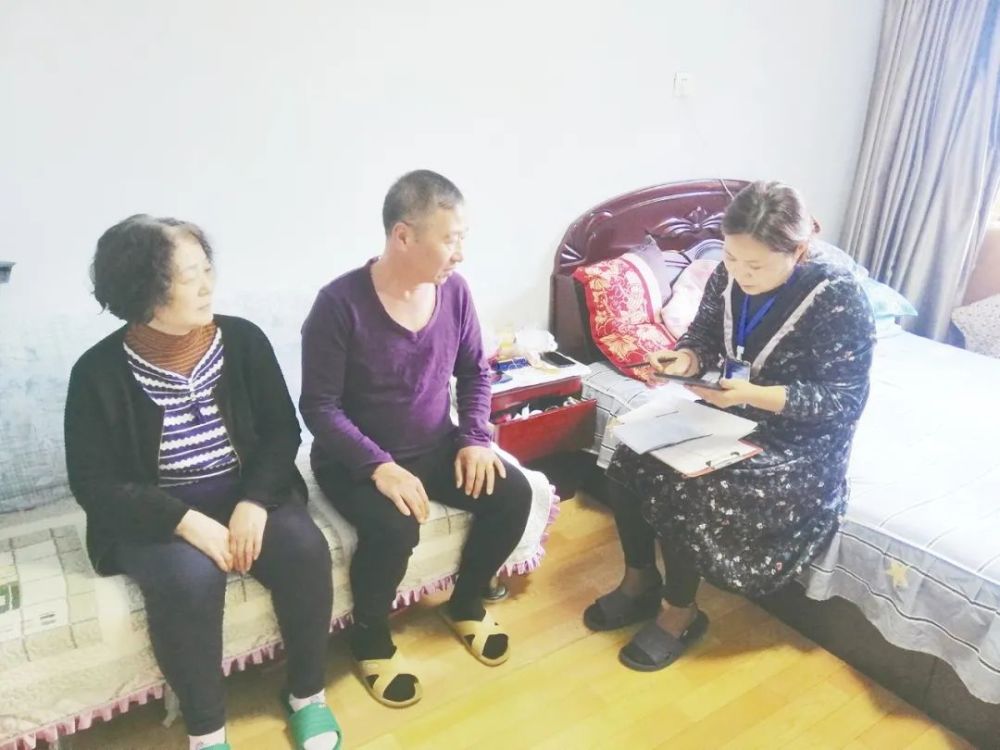 怎样核实人口普查员的身份_人口普查员证件图片
