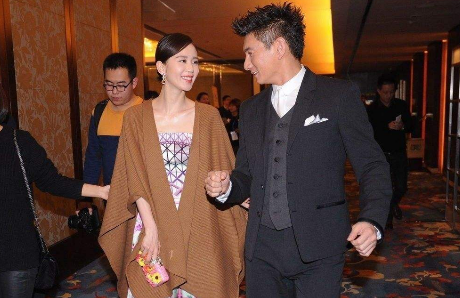 吴奇隆一家三口幸福逛街,前妻马雅舒嫁老外后,怎么样了?