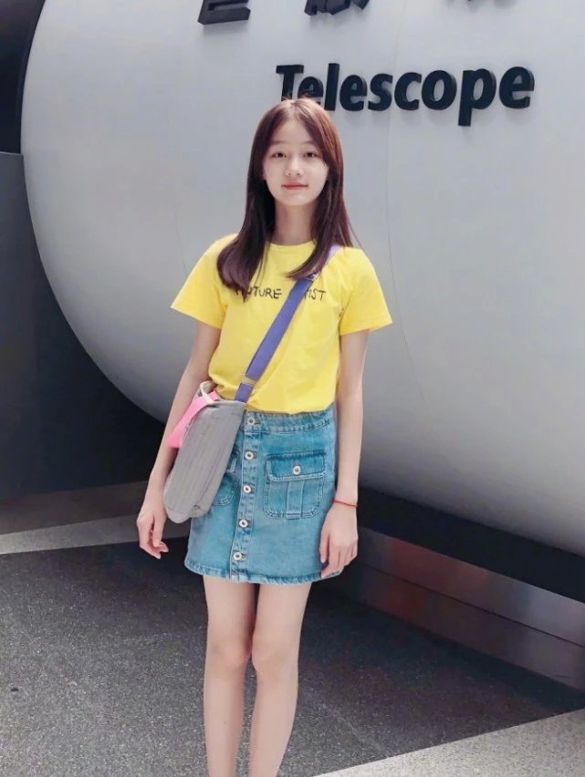 赵薇女儿才12岁腿太长堆堆袜穿成船袜看完我只有羡慕两字