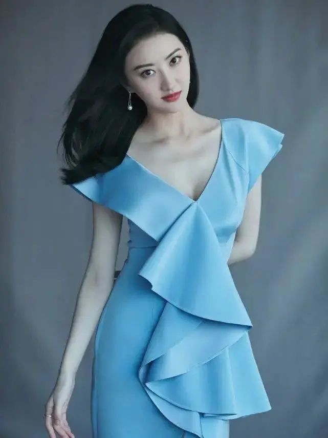 不愧是"人间富贵花"!景甜穿蓝裙优雅又甜美,女人味少女感并存