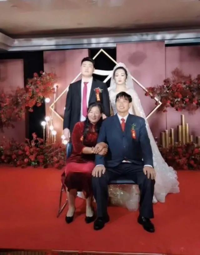 大衣哥儿媳中学照曝光,齐刘海红棉袄显土气,撞脸婆婆