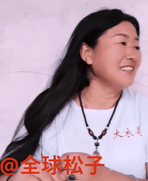 大衣哥妻子越来越时尚,穿皮衣戴名牌帽子有点"酷"