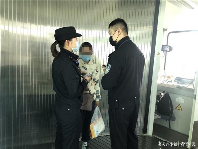 烟台16岁少女离家出走到了武汉天河机场警花及时劝导助其回家