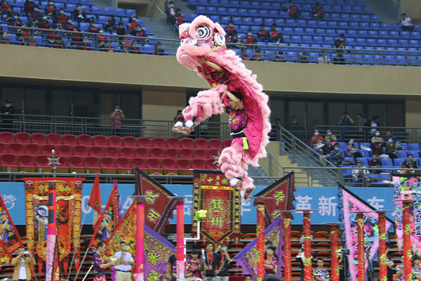 2020年钦州蚝情节最炫舞狮:舞狮队在2.5米梅花桩上表演高难度动作