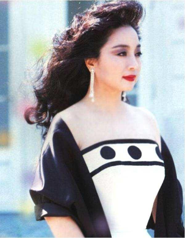 一代歌后徐小凤:春晚为她破例,宁愿离婚也不改国籍,一生无儿无女