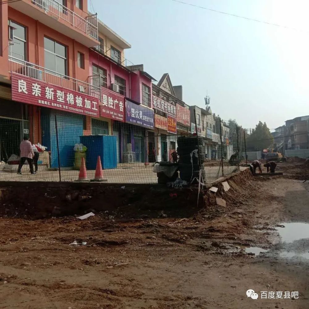 十多年前,附近南关村在建设步行街时,据说没给这户人家的