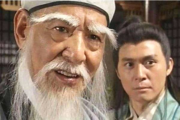 萧峰拼尽全力双掌齐发,天下第一扫地僧,也付出了三根肋骨的代价