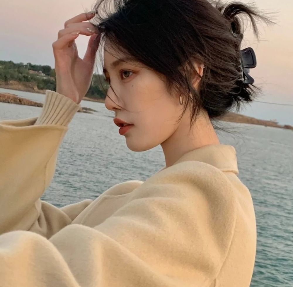 女生头像/"月亮也在某处迷茫"