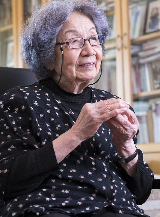 最近,一部记录了中国古典诗词大师 叶嘉莹一生的文学纪录片 《掬水月