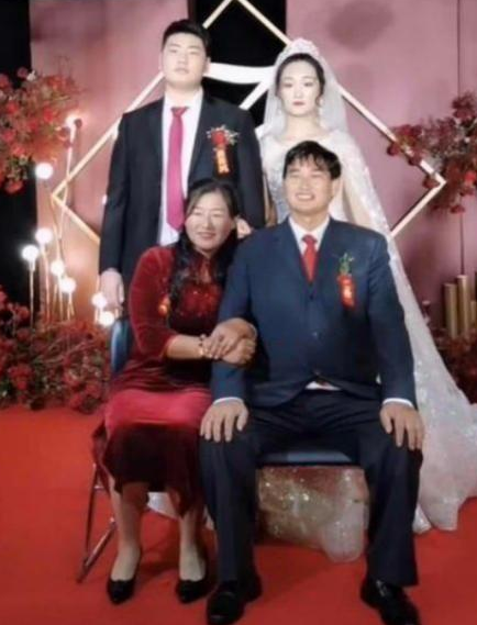 大衣哥儿媳中学时期旧照公开模样青涩稚嫩显婴儿肥年纪轻轻就已美丽动
