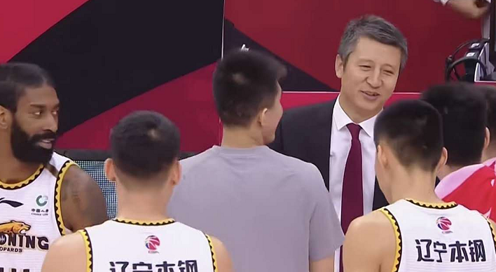 又帅又可爱!杨鸣连续贡献表情包,赛后辽篮将帅"安慰"郭士强