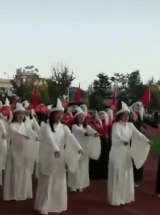 云南一中学运动会上学生表演"僵尸兔子舞",网友:像是披麻戴孝