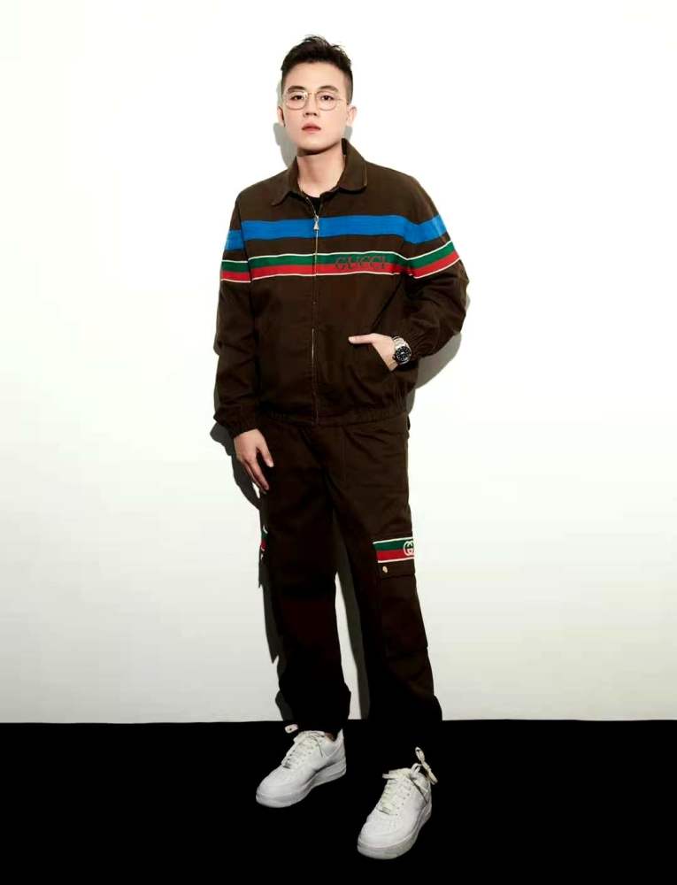 欧豪身着休闲装硬核又帅气!