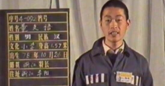 "楼上的老父亲醒了,急忙抓起一根木棒冲了下来,董文语在惊慌之中朝