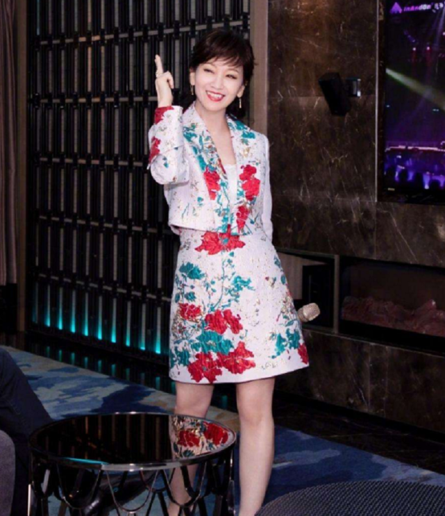 66岁赵雅芝近照,身穿粉色仙女裙,看着似乎又变年轻了!