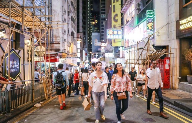 香港商业街异常冷清遇到46年来最大经济衰退铜锣湾租金下降