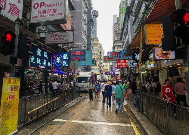 香港商业街异常冷清遇到46年来最大经济衰退铜锣湾租金下降