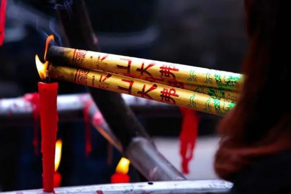他们都会选择去庙里烧香拜佛,并祈求保佑平安