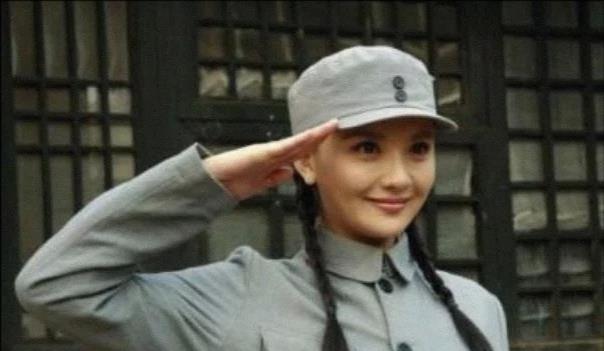 八路军女兵向团长敬礼,不料却被立马击毙,得知真相大家恍然大悟