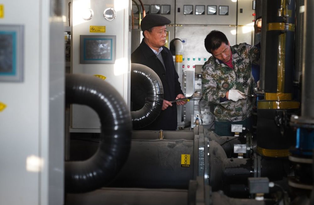 11月9日,邹平市长山镇大由责任区人大代表联络站的张继功(左)在社区