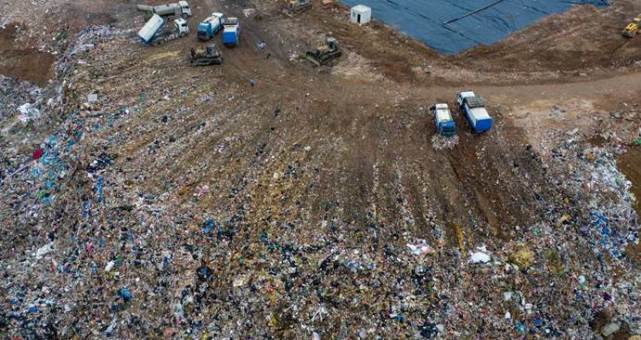 中国最大垃圾填埋场,垃圾泛滥成灾,老人直呼:水都变味