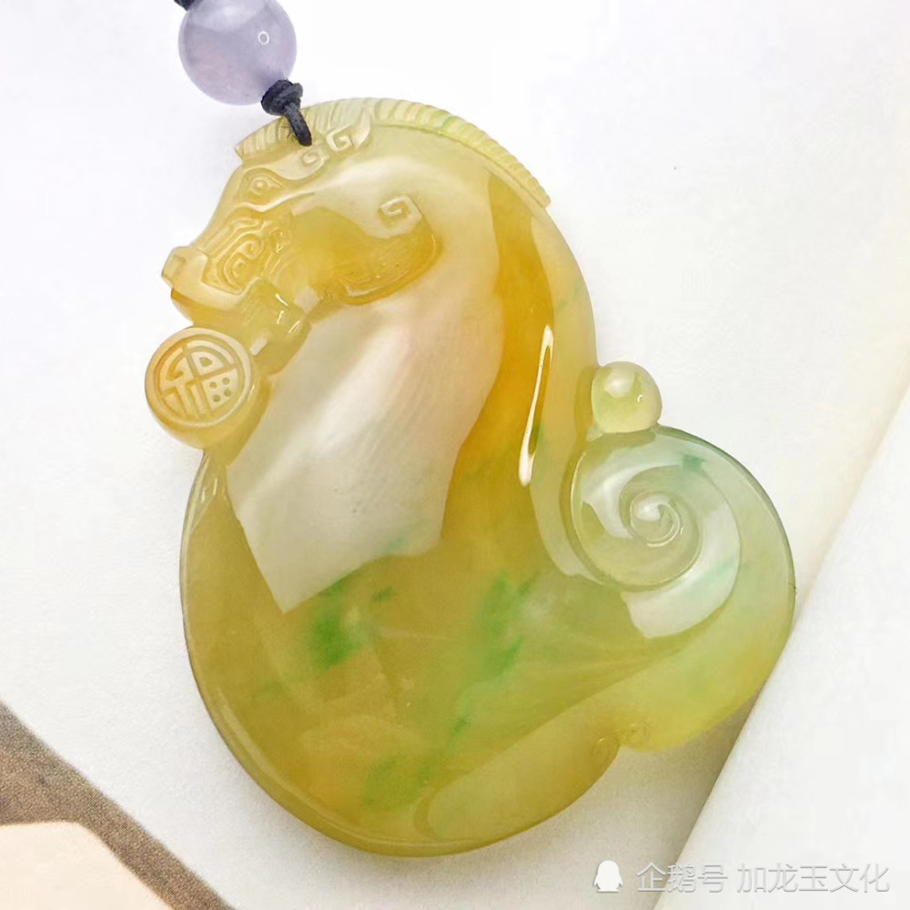 对古代马的雕刻物象造型概括,提炼,简化后,用此翡翠料子设计了仿古马