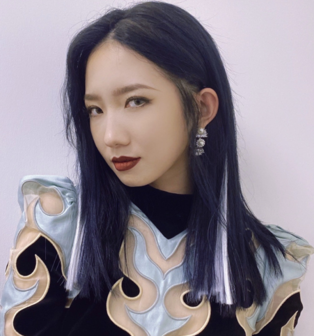 孟美岐活动生图来了,看清怼脸拍颜值后,自带磨皮效果令人羡慕!