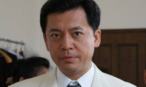 演员何政军,结婚几十年无绯闻,娶了个好妻子很幸福