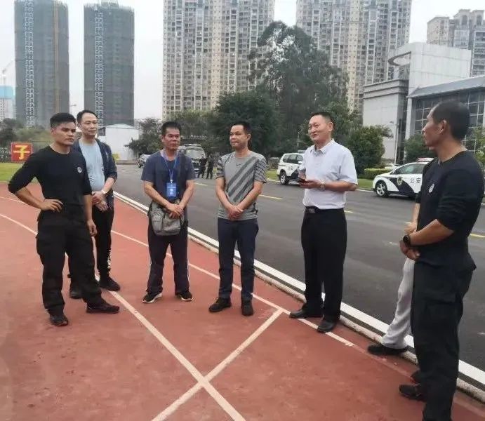 市公安局副局长韦红铭到场为参赛队员加油鼓劲.