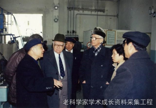 院专家,院士比施根斯,所长解思适,后排党委书记刘春义)20世纪90年代