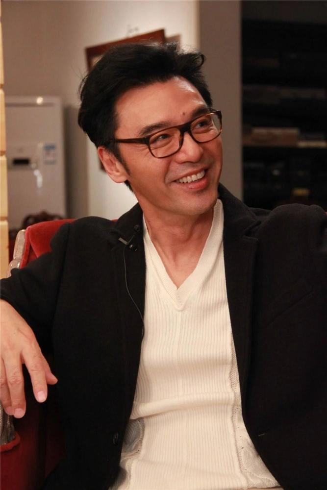 3 最好的最简单,别理会这世界变得惊人 2012年,钟镇涛在央视表演中