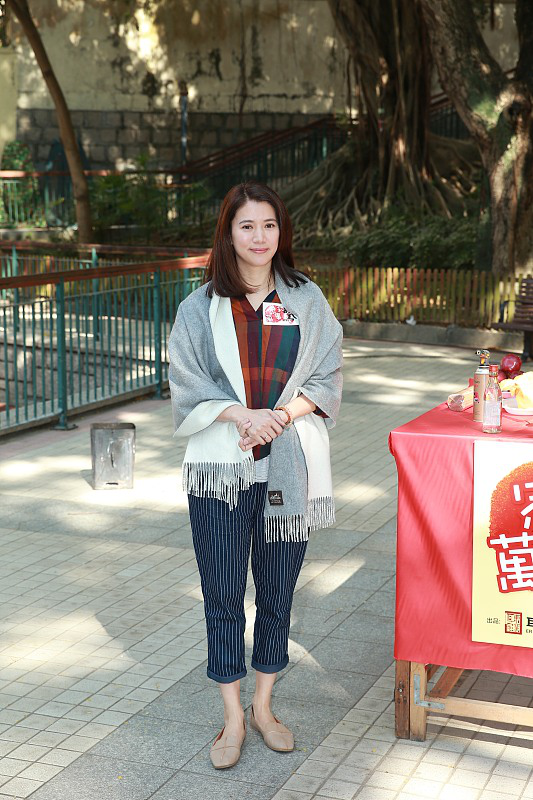 袁咏仪年龄增长美貌不减,奔五年纪穿格纹裙,气质高级好迷人