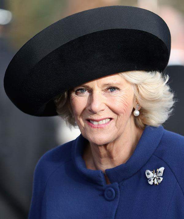 2016年,康沃尔公爵夫人用这款圆形黑色保持了经典.