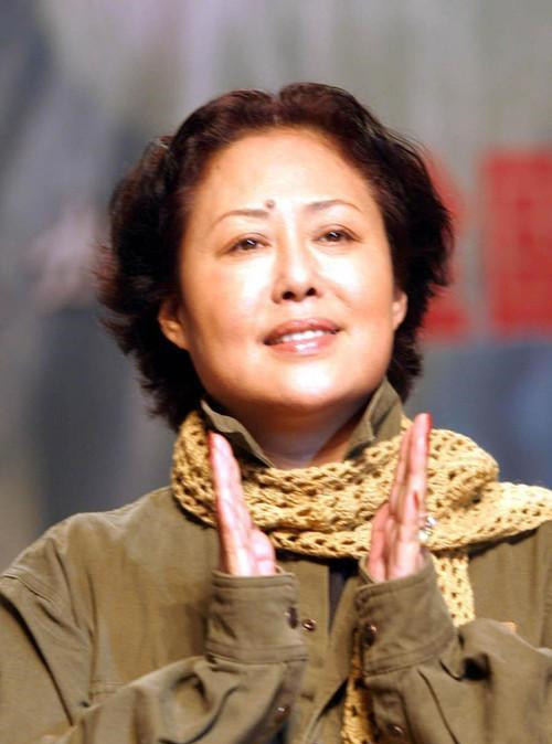 老戏骨斯琴高娃近况:老态龙钟需要人搀扶,71岁仍在拍戏不退休