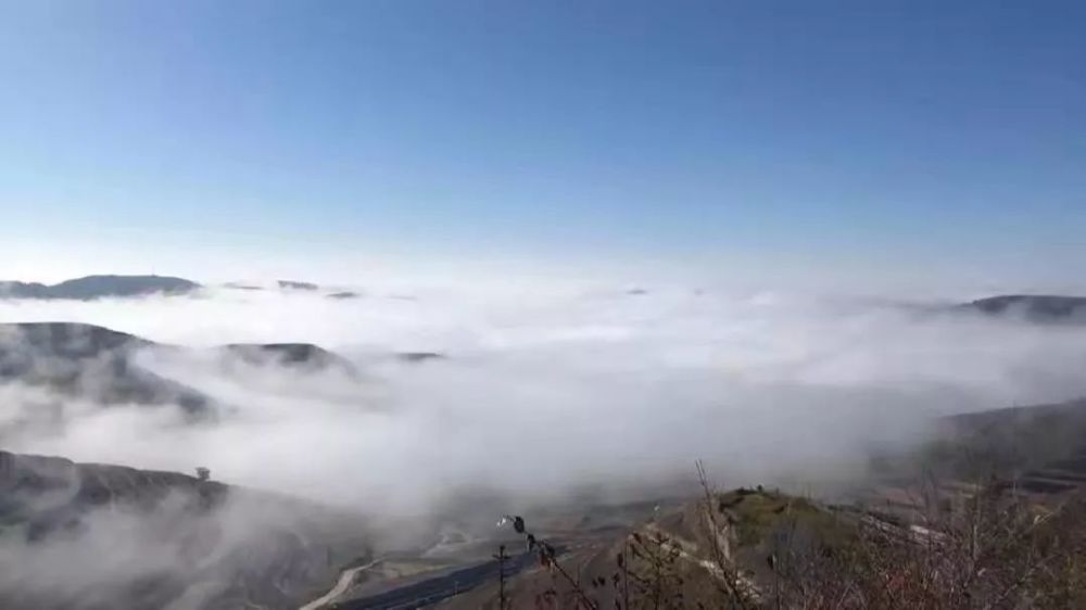 雾锁山头山锁雾,天连水尾水连天!