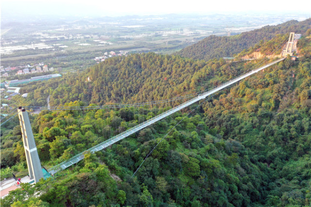 秋天夕阳晚霞下,佛山南丹山玻璃桥美曝镜头