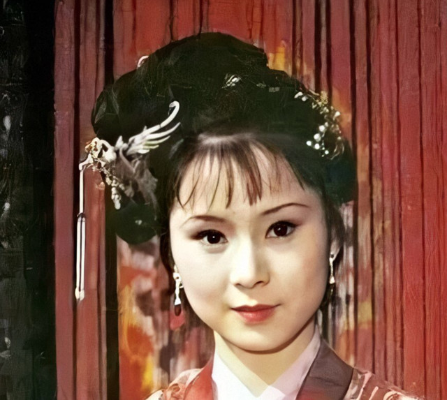 袭人来劝,晴雯不服气,恼袭人说和宝玉是我们,马上挑刺,说袭人连个姑娘
