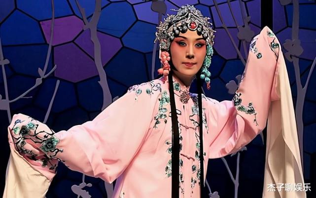 离婚是结束还是开始?与李成儒离婚后,48岁的史依弘过成了这样