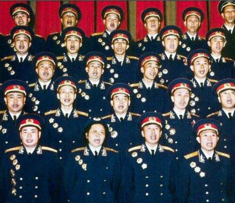 开国女少将救下一名丢枪战士,让其戴罪立功,后成