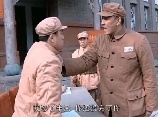 亮剑:李云龙报道被缴枪时,为何不敢发火?你看看谁路过了