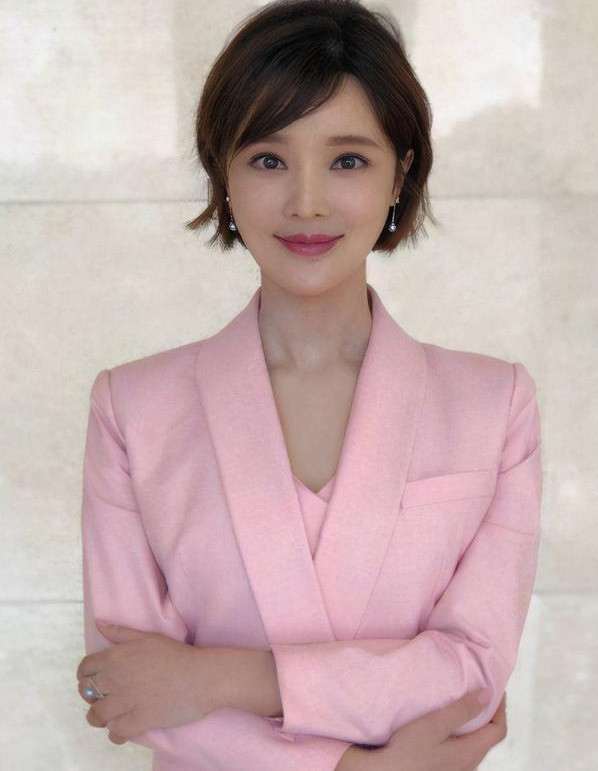 央视主持人胡蝶,弃保研进央视,嫁给大12岁秦岚初恋成人生赢家