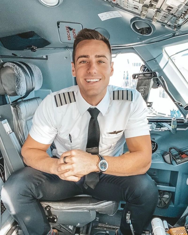 garrett | captain 为什么机长都长得这么违规啊