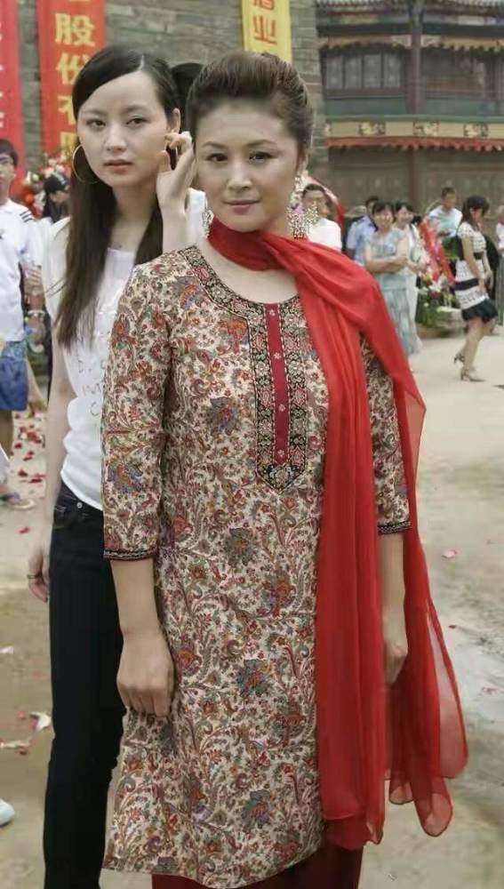 于月仙穿花裙子好显胖,偏偏还系一条红围巾,高颜值也拉不回气质