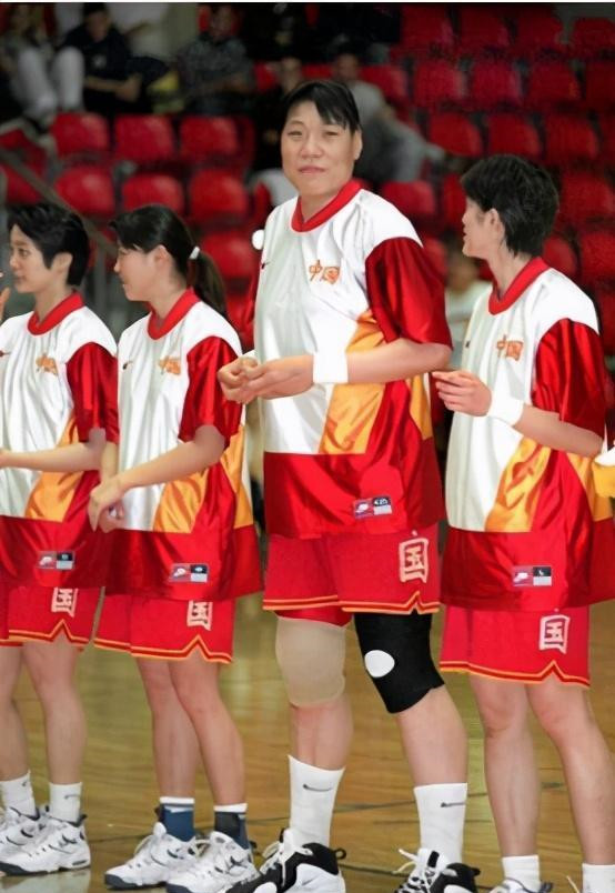 53岁女篮巨人郑海霞近况:双腿变形无子女陪伴,丈夫消失不见影
