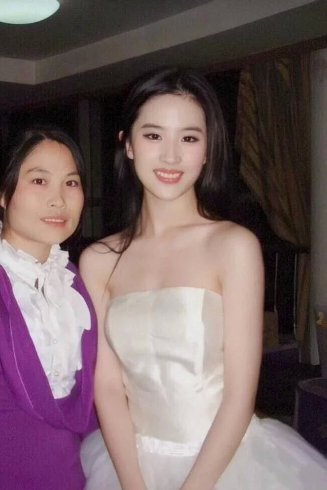 刘亦菲素颜证件照曝光,这才叫颜值巅峰,与路人合影美到发光
