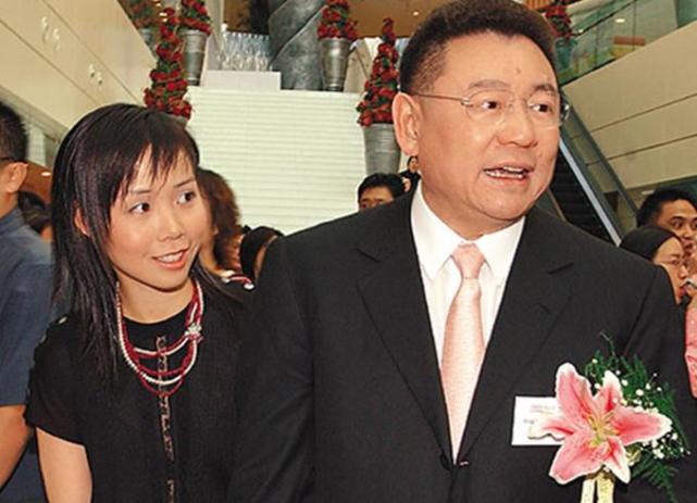 刘銮雄女儿家中弹琴,4亿豪宅意外曝光,装修复古还有