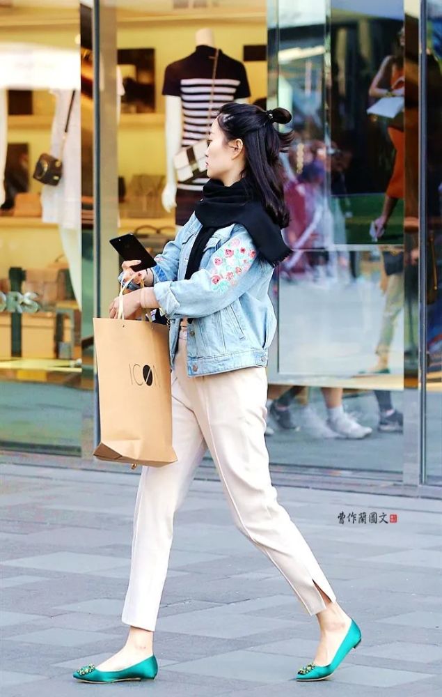 街拍:光脚穿平底浅口鞋的美女