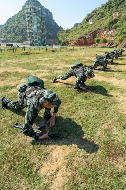 2020年11月11日,新兵正在进行战术基础动作翻滚训练.