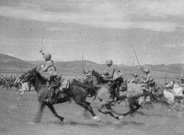 苏联红军出兵中国东北照片:图3为骑兵机械化集群,图6场面很壮观