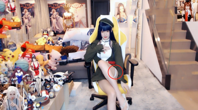 腐团儿直播cos女团雏田,腿上的白色物体引人注目,还原